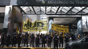 Raúl Castells encabezó la primera movilización contra Javier Milei: sobre la vereda y sin cortar la calle
