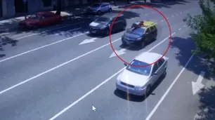 Impactante video: taxista se subió al capot para impedir el robo de su auto, chocaron y murió
