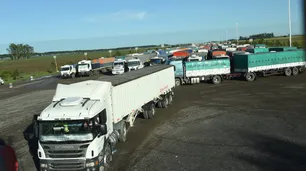 Chubut quiere cobrar una tasa por el paso de cargas chilenas y generó críticas de los camioneros del país vecino