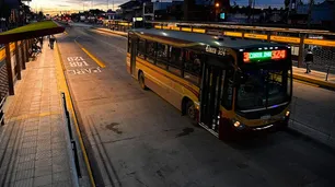 Le tiraron ácido para robarle la mochila mientras esperaba el colectivo en San Justo
