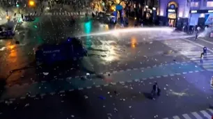 Incidentes en el Obelisco: camiones hidrantes dispersaron los festejos por la Copa América