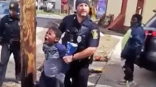 Indignante: policías de Nueva York esposaron a un nene afroamericano de 8 años por robar unas papas fritas