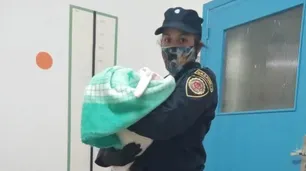 La increíble historia de la beba que una mujer compró por Facebook y pagó con dólares falsos