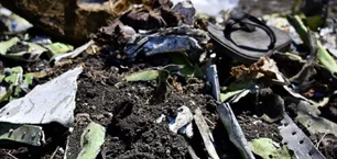 Dan tierra quemada a familiares de víctimas de la tragedia de Ethiopian Airlines