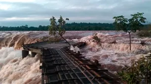 Las Cataratas del Iguazú "se caen de agua": pasarelas cerradas y videos espectaculares