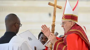 Francisco saludó entre el público y encabezó la misa del Domingo de Ramos tras su internación