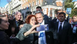 Alberto Fernández arribó a España y se reunirá con Pedro Sánchez en busca de respaldo para renegociar la deuda