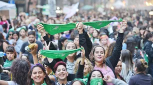 8M: las mujeres marchan en todo el país en defensa del aborto legal y en rechazo al DNU de Milei