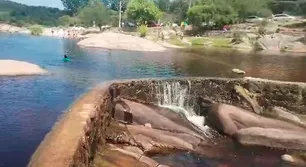 Una nena se bañaba en un río de Córdoba y murió: denuncian que "la aspiró un caño"
