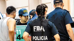 Las increíbles andanzas de un policía de la PFA en la ciudad de las estafas piramidales