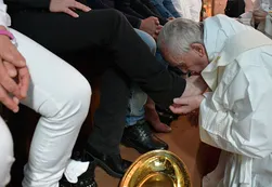 El Papa Francisco lavó los pies de 12 presos