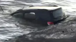 Pescadores rescataron a una mujer y una niña de 11 años que cayeron al Río de la Plata en su camioneta