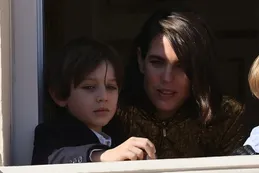 Charlotte y su hijo Raphael eclipsaron a toda su familia en la fiesta nacional de Mónaco