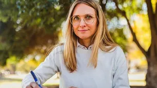 Quién es Gabriela Brouwer de Koning, la "diputada viajera"