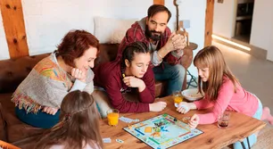 Vacaciones de invierno 2025: una familia de 4 necesita casi $130 mil para ir al cine y a cenar