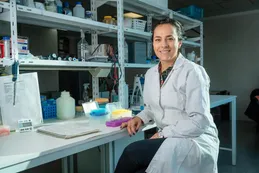 La científica que analiza el pasado de las bacterias para buscar claves del futuro biotecnológico