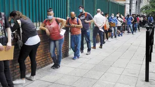 Solicitudes de subsidio por seguro de desempleo caen en Estados Unidos pero se mantienen altas