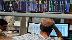 Bonos en dólares de Argentina suben tras mejora de calificación de Fitch