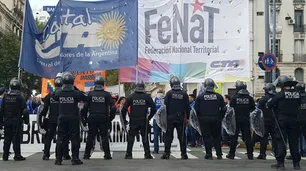 Tensión y disturbios entre manifestantes y la Policía durante una protesta frente a Desarrollo Social