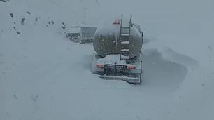 Montañas de terror en la cordillera: hay 10 kilómetros de autos, camiones y micros varados, congelándose en la nieve