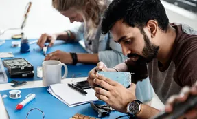 Economía del conocimiento: el tanque que sigue creciendo en recesión, espera la unificación cambiaria