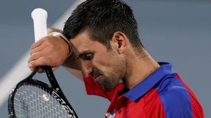 Djokovic, casi perdido: lo devolvieron al hotel de detención de migrantes y sería deportado