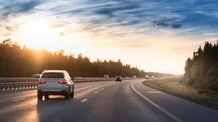 Se olvidó a su pareja en la ruta y manejó más de 150 km sin darse cuenta