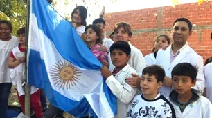Tiene 10 años, robaron la bandera de su escuela y compró una con los ahorros que juntaba para una pelota