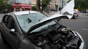 Un auto embistió a 5 peatones en Rivadavia y Pueyrredón: murió una mujer