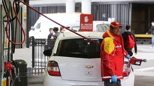 Buscan que las naftas absorban ahora la devaluación y suban menos en 2019