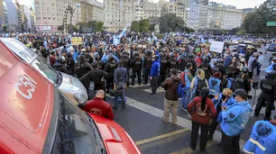 Insólito: una "influencer" se filmó tras atacar al móvil de C5N