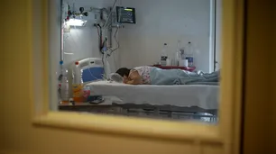 Muerte en soledad: exigen un protocolo para visitar pacientes graves de coronavirus