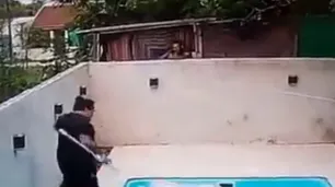 Video: el momento en el que un hombre mató a su vecino, se atrincheró y enfrentó a la Policía