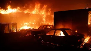 Chile vive un apocalipsis por los incendios: Boric impone toque de queda y ya son 19 los muertos