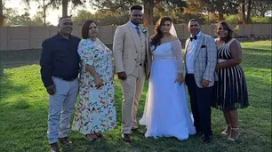 Fue secuestrada al nacer y entró al altar con su padre biológico y quien la crió: "Somos humanos y aceptamos lo que sucedió"