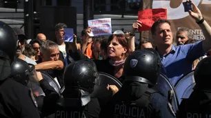 Incidentes en la marcha y paro docente: hubo empujones y la Policía arrojó gas pimienta