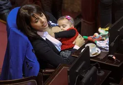 Madre full time | Vicky Donda amamanta a su hija en plena sesión