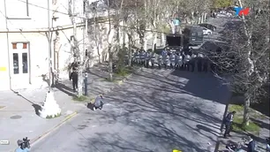 Femicidio de Navila Garay: vecinos tiran piedras a la comisaría en reclamo de justicia