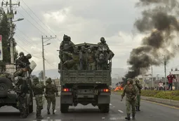 Entre violentas protestas, Ecuador acusó "al sátrapa de Maduro" y Correa de desestabilización