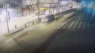Video: conducía por el carril del Metrobus, atropelló a dos jóvenes y se escapó a toda velocidad
