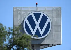 La automotriz alemana Volkswagen planea cerrar al menos tres fábricas y suprimir empleos masivos