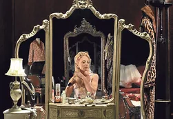Polémica intervención del Gobierno en final de obra sobre Evita