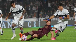Gimnasia le ganó sobre el final a Lanús por un insólito error de su arquero