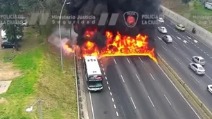 Impactante incendio de un colectivo en la General Paz: por el derrame de nafta se formó una cortina de fuego