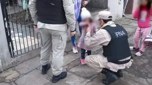 Final feliz: una nena de 4 años se ahogaba con un caramelo en Mar del Plata, y un cabo de Prefectura le salvó la vida
