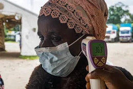 La OMS evalúa usar vacunas y medicamentos experimentales frente al aumento de muertes por ébola en el Congo