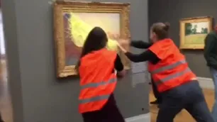 Video: activistas climáticos le tiraron puré de papas a un cuadro de Monet en Alemania