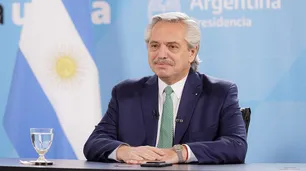 El Gobierno prorroga el DNU de restricciones por cuatro semanas y mantiene el cupo diario de pasajeros