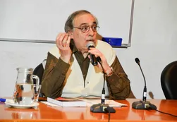 Lo acusan de colaborar con la dictadura y dicta clases en una academia oficialista
