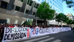 Así hinchas del PSG insultaron a Lionel Messi en una protesta en la puerta del club